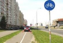 Новая парковая зона с огороженной велодорожкой