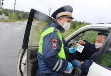 В Емельяновском районе сотрудники Госавтоинспекции напомнили водителям о безопасности вблизи железнодорожных переездов