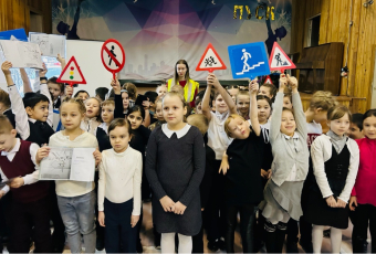 В Мурманске госавтоинспекторы проверили знания детей на тему безопасных маршрутов от дома до школы
