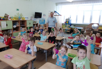 Сотрудники Лысьвенской Госавтоинспекции посетили детский сад, где организовали практическое занятие по изготовлению световозвращающих элементов
