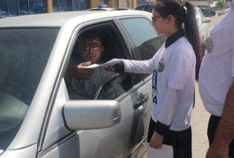 Юные инспекторы дорожного движения раздали водителям Хасавюрта буклеты с призывом соблюдать ПДД
