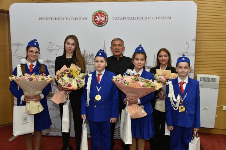 Президент Республики Татарстан Рустам Минниханов наградил победителей Всероссийского конкурса юных инспекторов движения «Безопасное колесо-2022».
