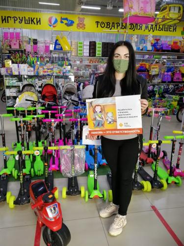 Сотрудники Госавтоинспекции проводят разъяснительную работу в местах продаж детских удерживающих устройств