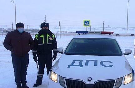 В Татарстане автоинспекторы спасли мужчину, который замерзал на обочине трассы.