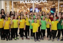 В Татарстане посетители торгового центра приняли участие в познавательном флешмобе, организованном сотрудниками ГИБДД