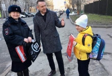 Госавтоинспекция Центрального округа г. Москвы совместно с известными артистами напоминает школьникам о необходимости соблюдения ПДД