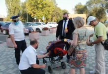 В Пятигорске в парках и скверах Совет отцов организовал пункты раздачи световозвращающих элементов