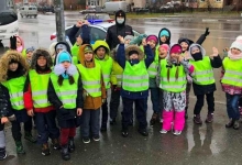 Практический урок по дорожной безопасности «Шагающий автобус» сотрудники новоуренгойской Госавтоинспекции провели для юных школьников