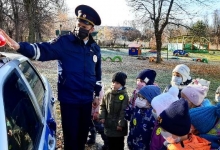 В детских садах Свердловской области воспитанники рассказывали стихотворения о соблюдении ПДД с помощью громкоговорящих установок