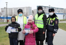 В Свердловской области сотрудники ГИБДД разместили на одежде младшего поколения дорожные «светлячки»