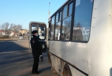 Госавтоинспекторы Костромы проверили автобусы, следовавшие по городским маршрутам, на соблюдение безопасности