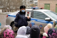 Новгородские дошкольники в интерактивном формате смоделировали образец безопасного поведения на дороге