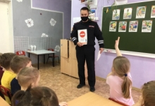 В Липецкой области автоинспекторы регулярно знакомят воспитанников детских садов и школьников с основами безопасного поведения на дорогах