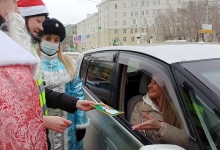 В Новосибирске автоинспекторы вместе со школьниками провели акцию «Новогоднее письмо водителю»