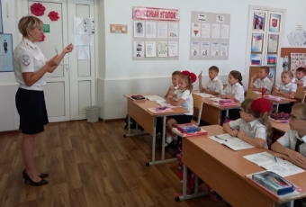 На Кубани автоинспекторы призывают школьников использовать световозвращающие элементы в темное время суток