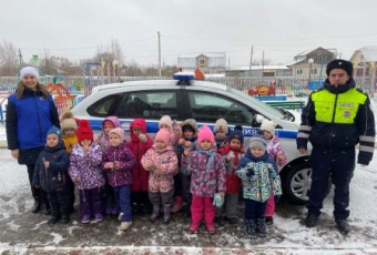 Патрульная машина в гостях у дошколят