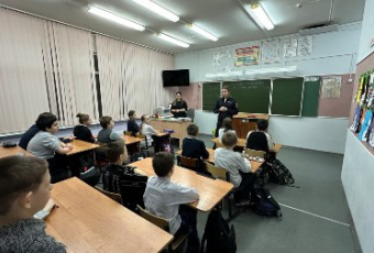 Сотрудники Госавтоинспекции областного центра провели профилактическое занятие с учащимися СОШ №21