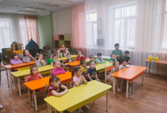 Сотрудники кандалакшской Госавтоинспекции провели игру в детском саду № 19 «Малыш, который знает ПДД»