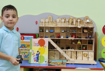 Нәни блогер Самат шәп   китап белән таныштыра