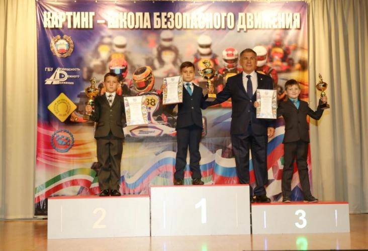 Президент Татарстана Рустам Минниханов  наградил лучших картингистов 2018 года