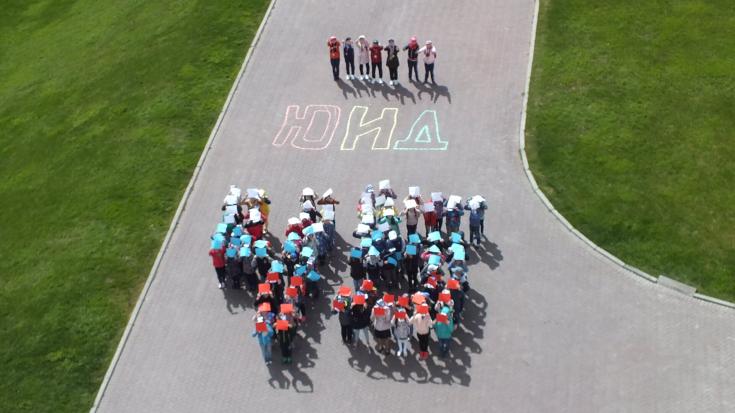 Более ста юных пешеходов и велосипедистов устроили флешмоб на тему соблюдения ПДД в Казанском Кремле