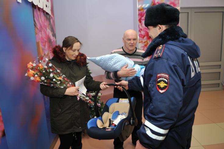 Сотрудники ГИБДД передали автокресло для новорожденного, которому помогли появиться на свет