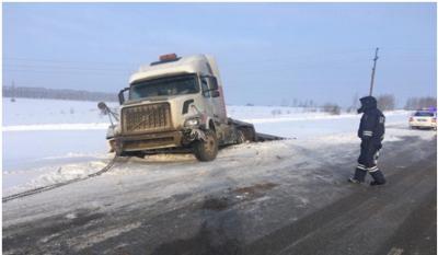 Татарстанские автоинспекторы спасли водителя грузовика