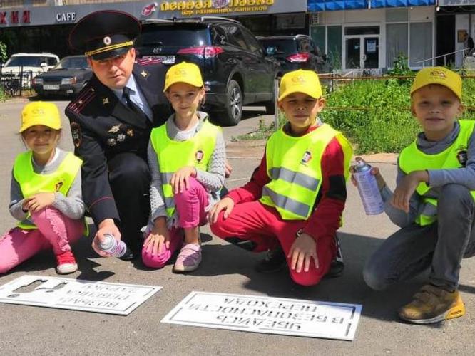 В Казани перед пешеходными переходами появились предупреждающие надписи «Возьми ребенка за руку»