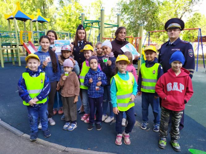 В рамках мероприятия «Уютный безопасный дворик» ЮИДовцы Татарстана провели экспресс-курсы по правилам дорожного движения для детей