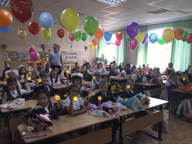 Инспекторы дорожного движения Татарстана поздравили школьников с Днем знаний