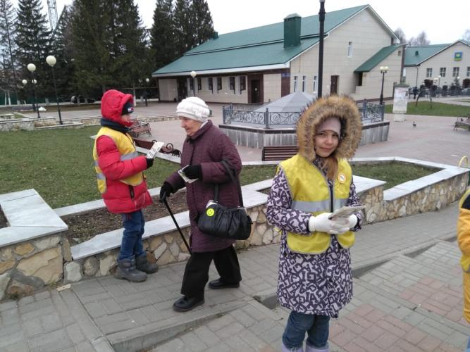 ЮИДовцы Татарстана помогли пенсионерам стать заметнее на дорогах.  Световозвращающие элементы для всех.