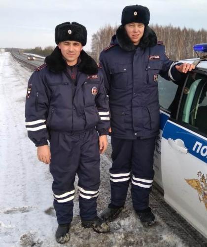 В Татарстане сотрудники ГИБДД помогли замерзающей на трассе семье