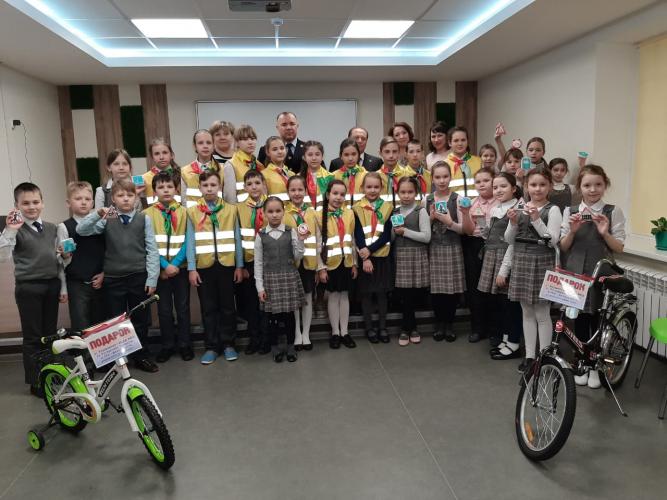 Главный госавтоинспектор Татарстана подарил нижнекамским дошколятам велосипеды