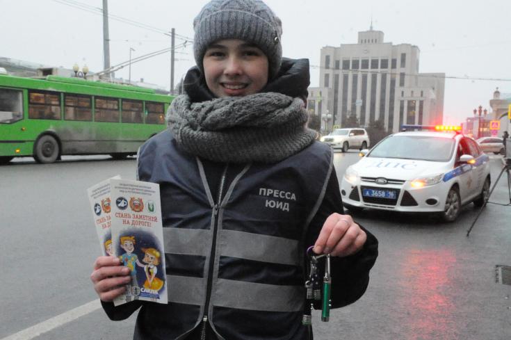 В Татарстане проходят акции по популяризации карманных фонарей для пешеходов