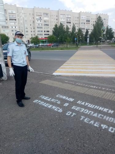 Сотрудники Госавтоинспекции Татарстана нанесли предупреждающие надписи перед пешеходными переходами