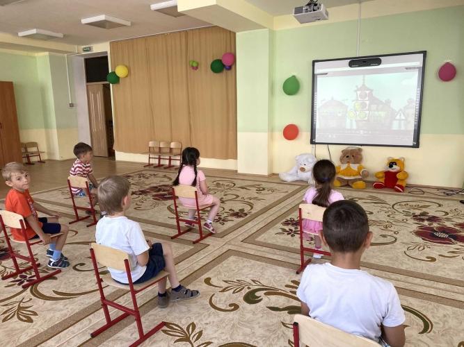В рамках социальной кампании «Внимание на дорогу» в Татарстане в детских садах стартовал показ мультфильмов по ПДД