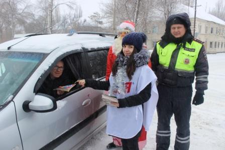 В Гуково Полицейский Дед Мороз поздравил автомобилистов с Новым годом
