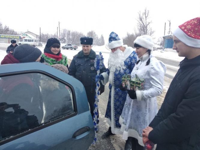 «С Новым годом, водитель!» Сотрудники Ряжского отделения ГИБДД продолжают поздравлять участников дорожного движения