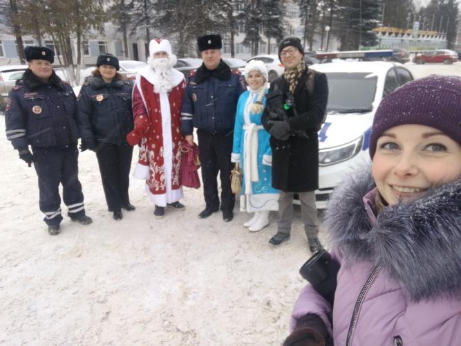 Конаковские автоинспекторы поздравили участников дорожного движения с наступающим Новым годом