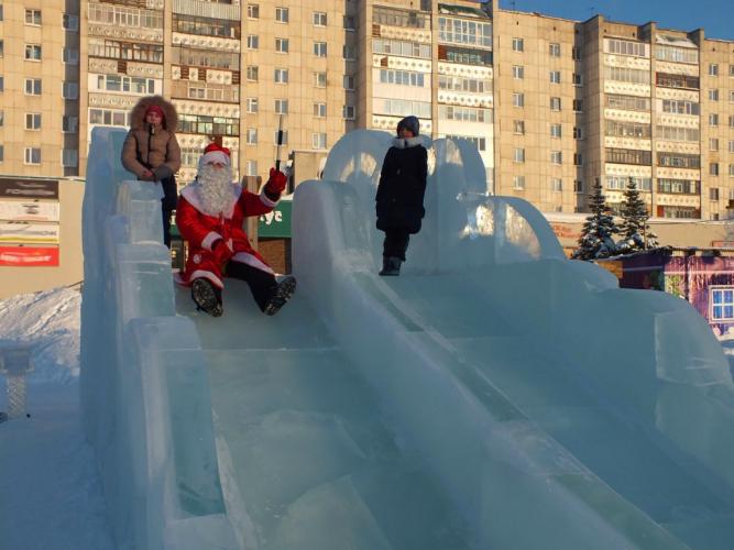 В городе Томске полицейский Дед Мороз проверил безопасность снежных горок