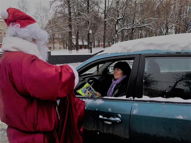 В Жукове Полицейский Дед Мороз напомнил автолюбителям о соблюдении дорожной дисциплины в праздничные дни