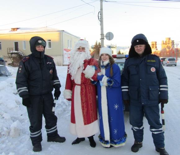 Сотрудники Госавтоинспекции провели акцию «Дед Мороз за дорожную безопасность»