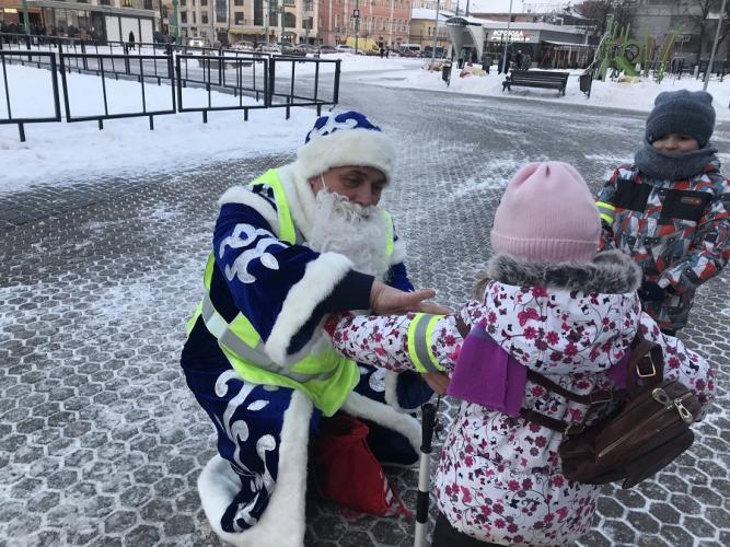 Во всеми любимые праздники на улицах Ярославля можно встретить Полицейского Деда Мороза