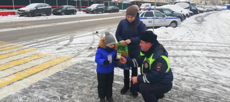 Сотрудники ГИБДД г. Москвы призывают пешеходов применять светоотражающие элементы