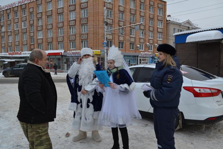 Дед Мороз Госавтоинспекции Калуги и отряд ЮИД поздравили участников дорожного движения с новогодними праздниками