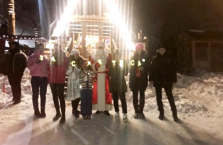 Посетители зимнего курорта Приэльбрусье изучают эффективность световозвращающих аксессуаров