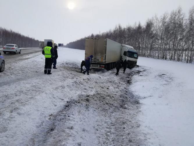 В Воронежской области сотрудники Госавтоинспекции оказали помощь водителю грузового автомобиля на заснеженной трассе