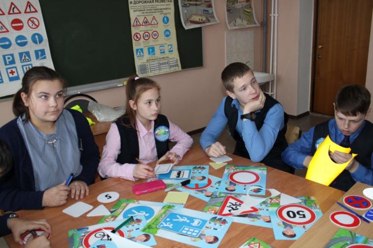 Сещинские школьники поздравили водителей с Новым годом
