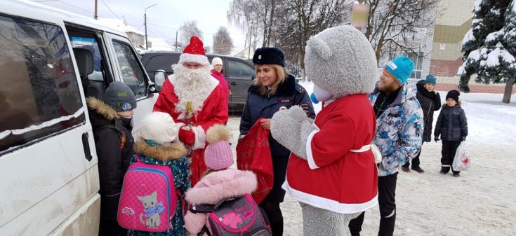 Госавтоинспекторы вместе с волонтерами напоминают участникам дорожного движения о безопасном поведении на брянских дорогах