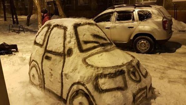Автомобиль «Мерседес» из снега слепили дети на ул. Короленко, 69 в Казани